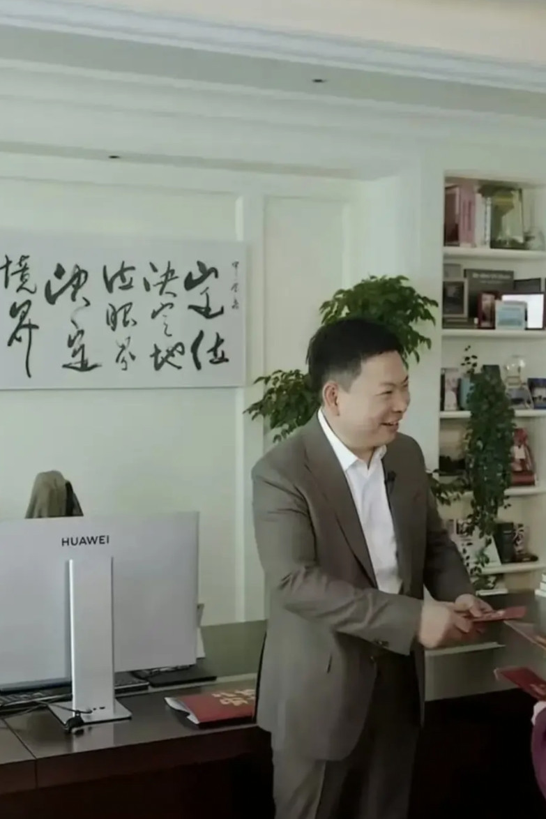 2011年，华为手机还只是靠运营商贴牌混日子的低端货，利润薄、没品牌，连华为员工