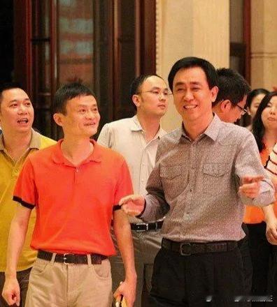 昔日许家印和马云合影，马云很瘦，当年风光无限的许家印笑容好灿烂。​​​