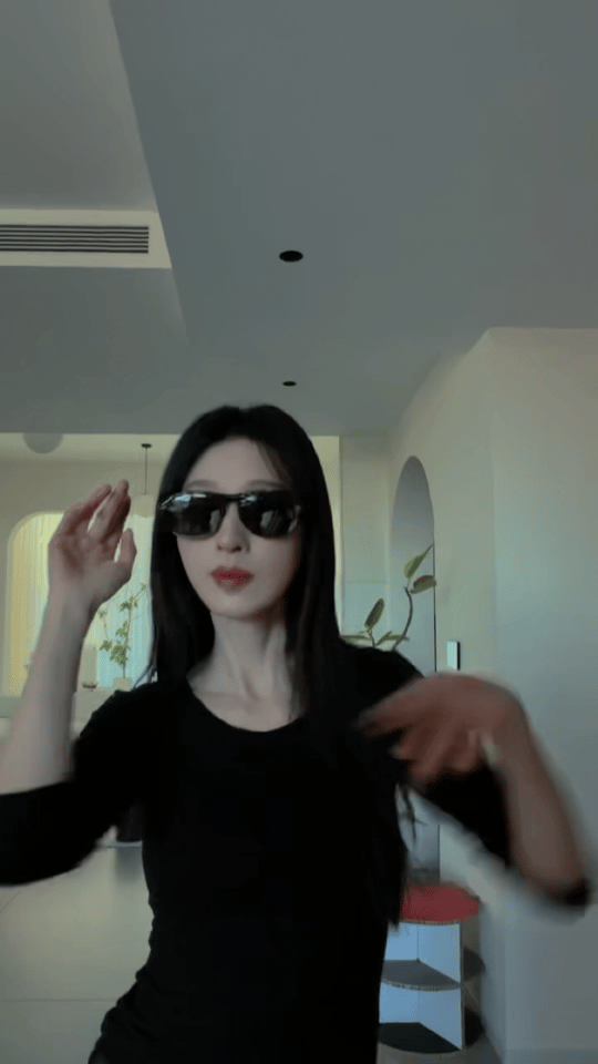 张俪cha了甩鞭舞谁让张俪去cha甩鞭舞的，这好事做得太棒啦！张俪顶着那张带感