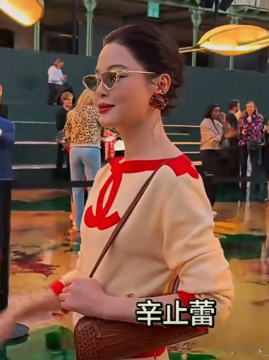 辛芷蕾去巴黎看秀这身，真挺敢穿的。米白配大红，加上那个超大的双C，一般人真驾
