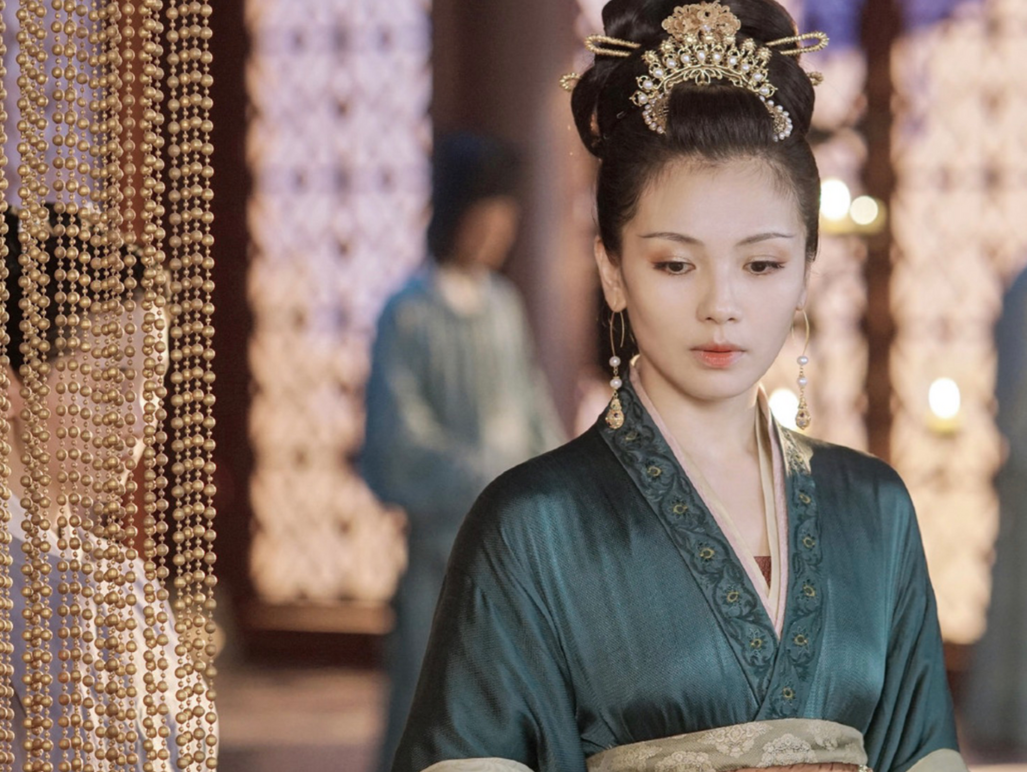 宋朝，一次刘太后垂帘听政时，吕宰相突然问：“听说昨晚有一个嫔妃死了？”太后暗自吃