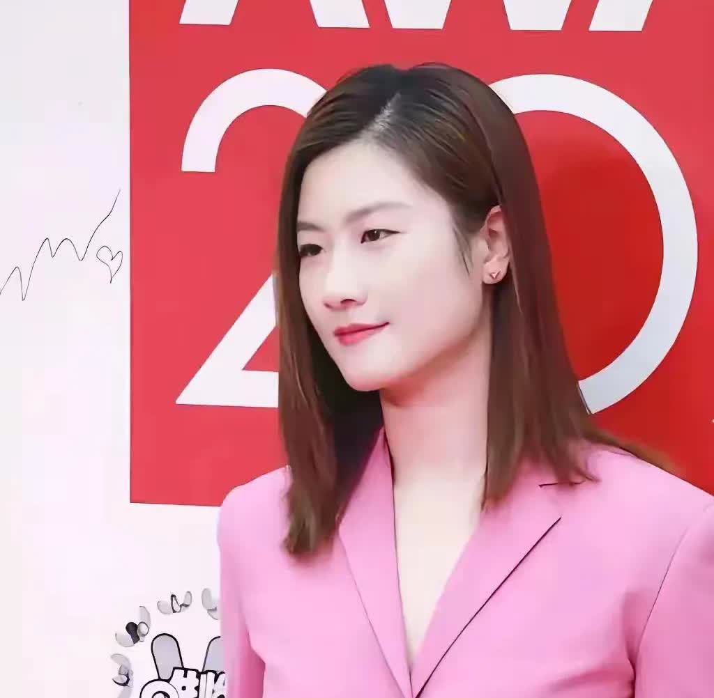 小老乡丁宁留起长发很漂亮。有很多网友拿她和陈梦对比。有网友说丁宁比陈梦漂亮多了