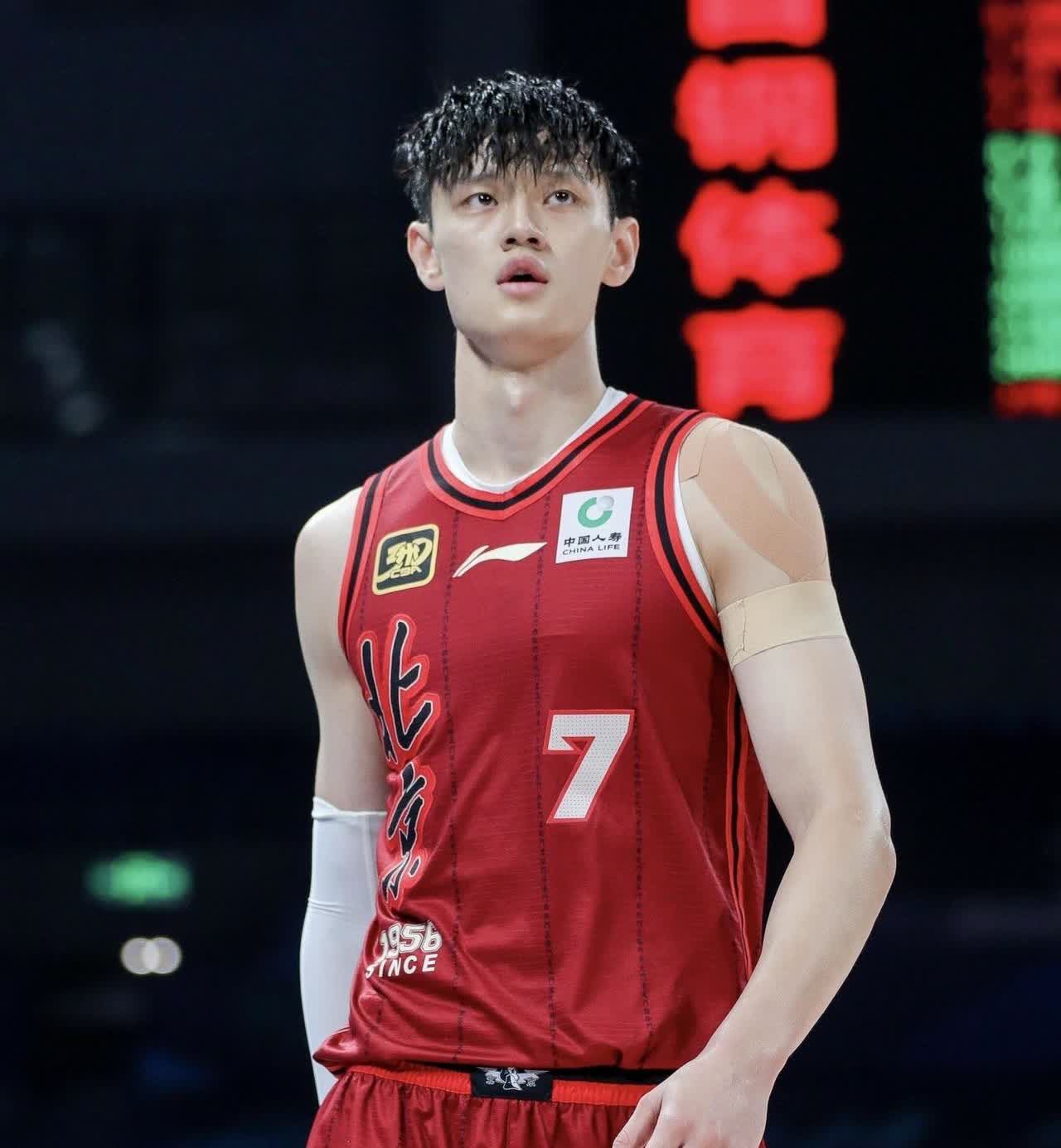 8月4日，NBA篮网传出两大消息。1、曾凡博正式签约篮网，冲击NBA梦想