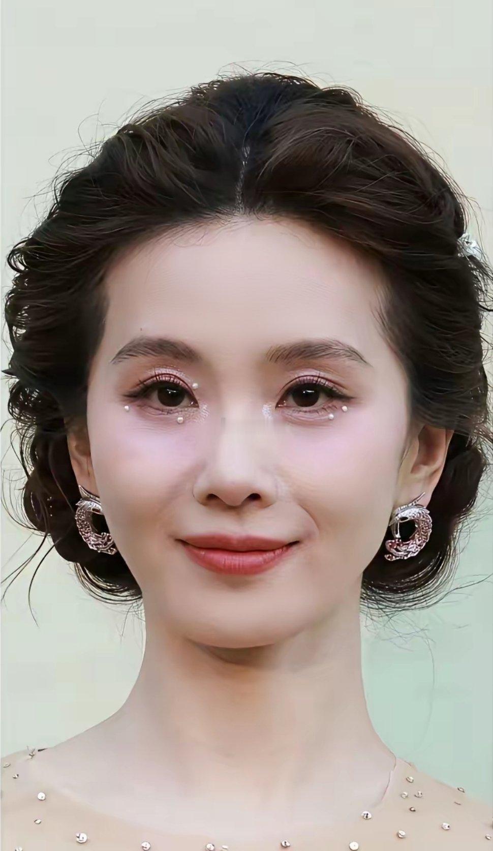 刘诗诗越来越像她妈妈了，鼻子嘴巴简直一模一样