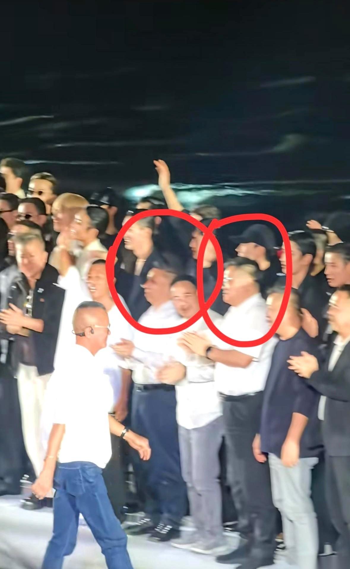 9月20日，卡宾先生杨紫明在石狮海岸的“风涌无界”海上大秀现场，拿起麦克风唱了一