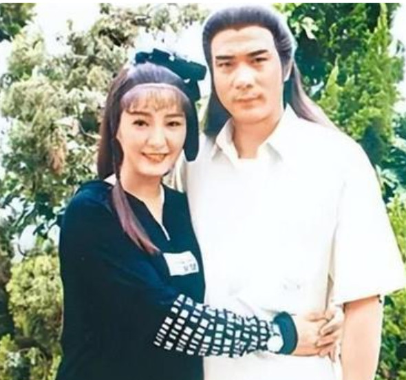 当年，雪梨给徐少强生了个孩子，徐少强终于答应娶她。到了婚姻登记处门口，徐少强却嬉