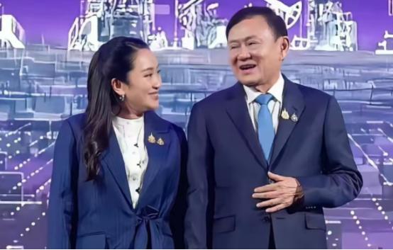 泰国刚刚传来一个天大的好消息！就是他信以前因为“冒犯君主罪”被弹劾，现在法院