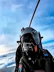 刷到这条消息，我瞬间攥紧了手机，浑身起鸡皮疙瘩。咱们的飞行员在万米高空，孤