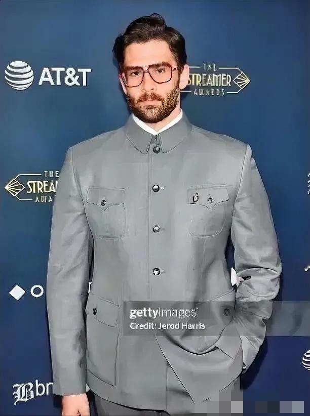 那一巴掌，不是打在脸上，是扇在整个“精神华人”群体的心窝上！美国顶流网红