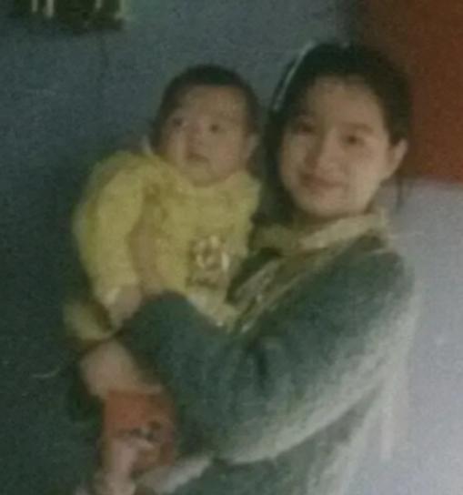 1976年，女知青郭文婷抱着4岁的儿子回到了北京，母亲看着她怀里的孩子直接破口大