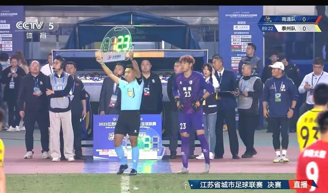 如果我是南通主教练，今天我会选择不换蔡天龙。上一场他大放异彩，泰州队肯定对他研究