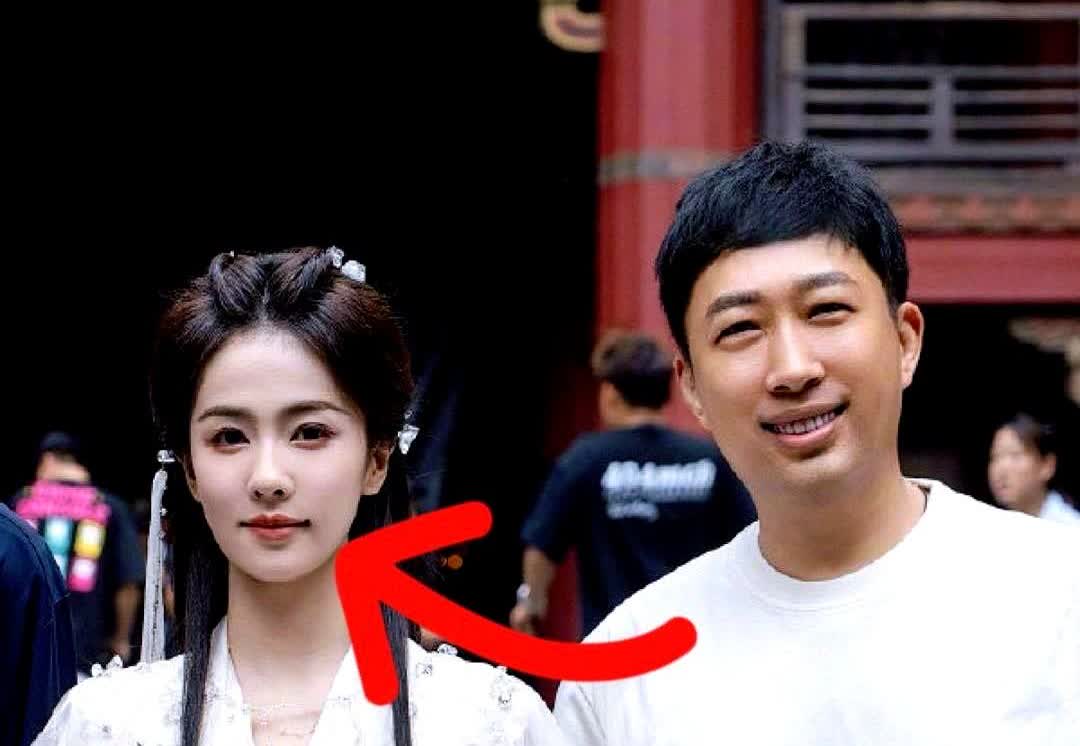 于正再怎么夸白鹿，白鹿也是皮笑肉不笑了，因为她知道只要吴谨言在一天，她就永远不是
