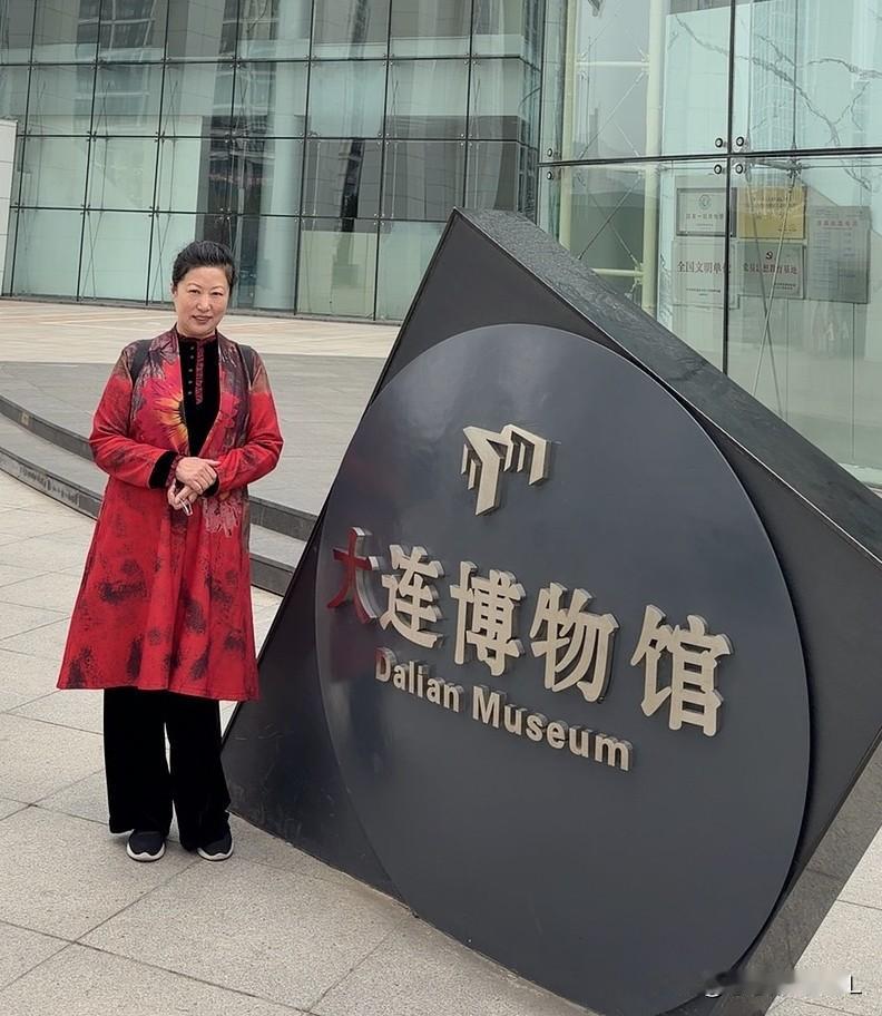 5月2日，我和女儿从家中出发，打算前往大连星海广场和大连博物馆游玩。我们乘坐