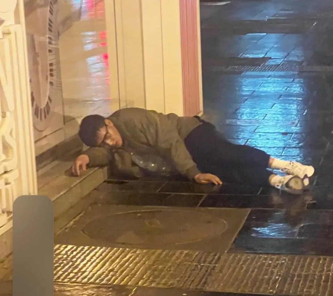 我和老公分房睡已经8年了。昨晚他摔了一跤，腰疼得半夜一直在呼救。我听见了，但就是