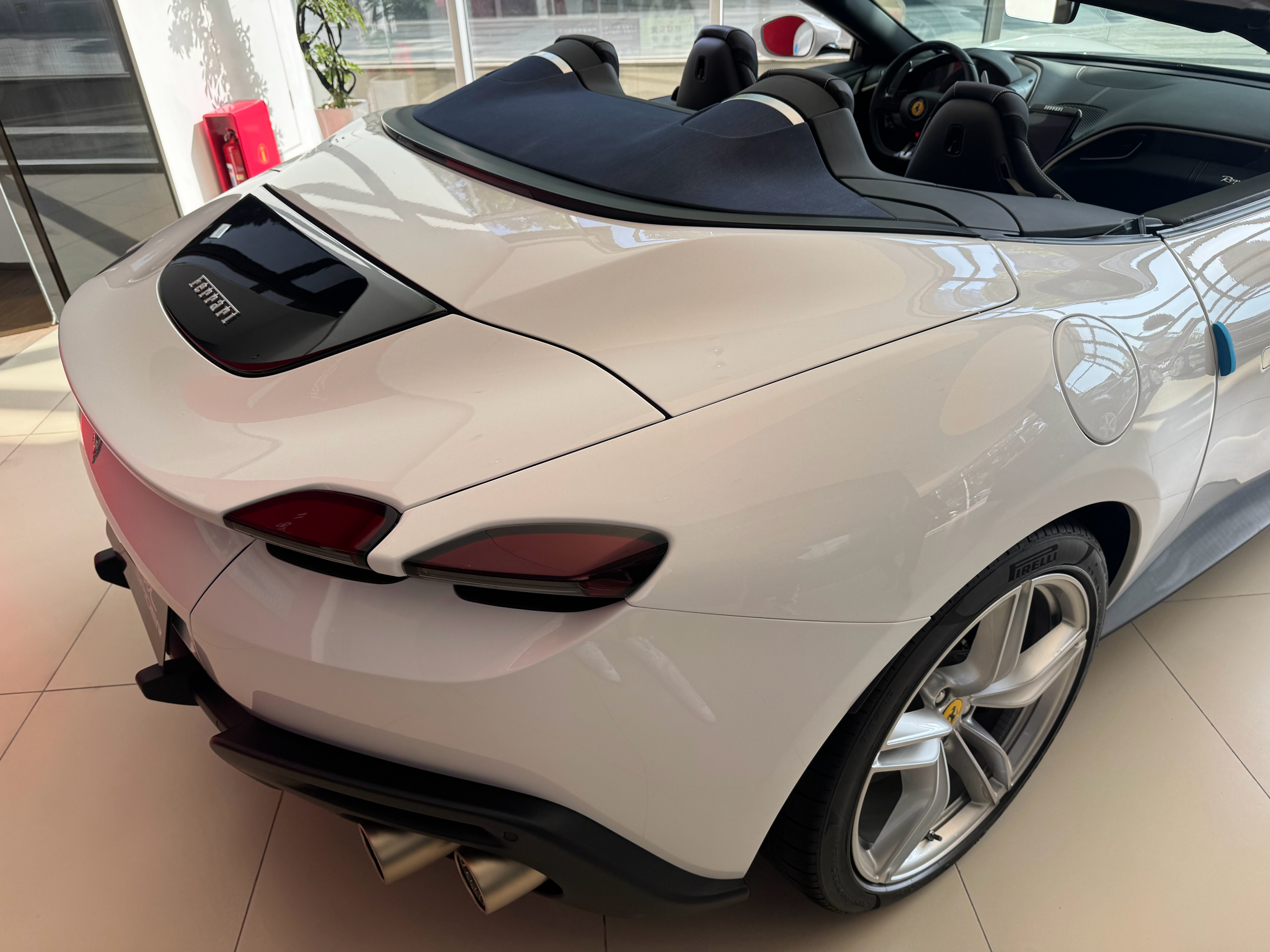 蓝天白云配色法拉利RomaSpider、有没有发现这个“白”很特别？