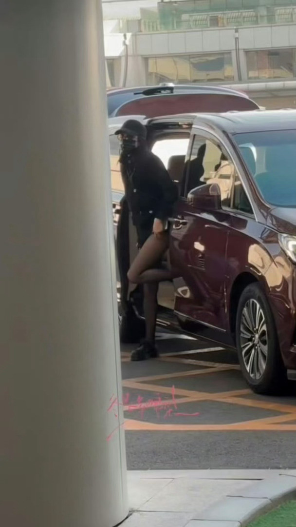 迪丽热巴黑丝长腿我勒个黑丝大长腿，女神简直无敌了