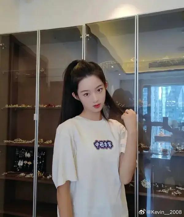 没想到，黄杨钿甜家里那么一大片首饰柜，里面竟然放的是玻璃做的首饰，真的是在侮辱全