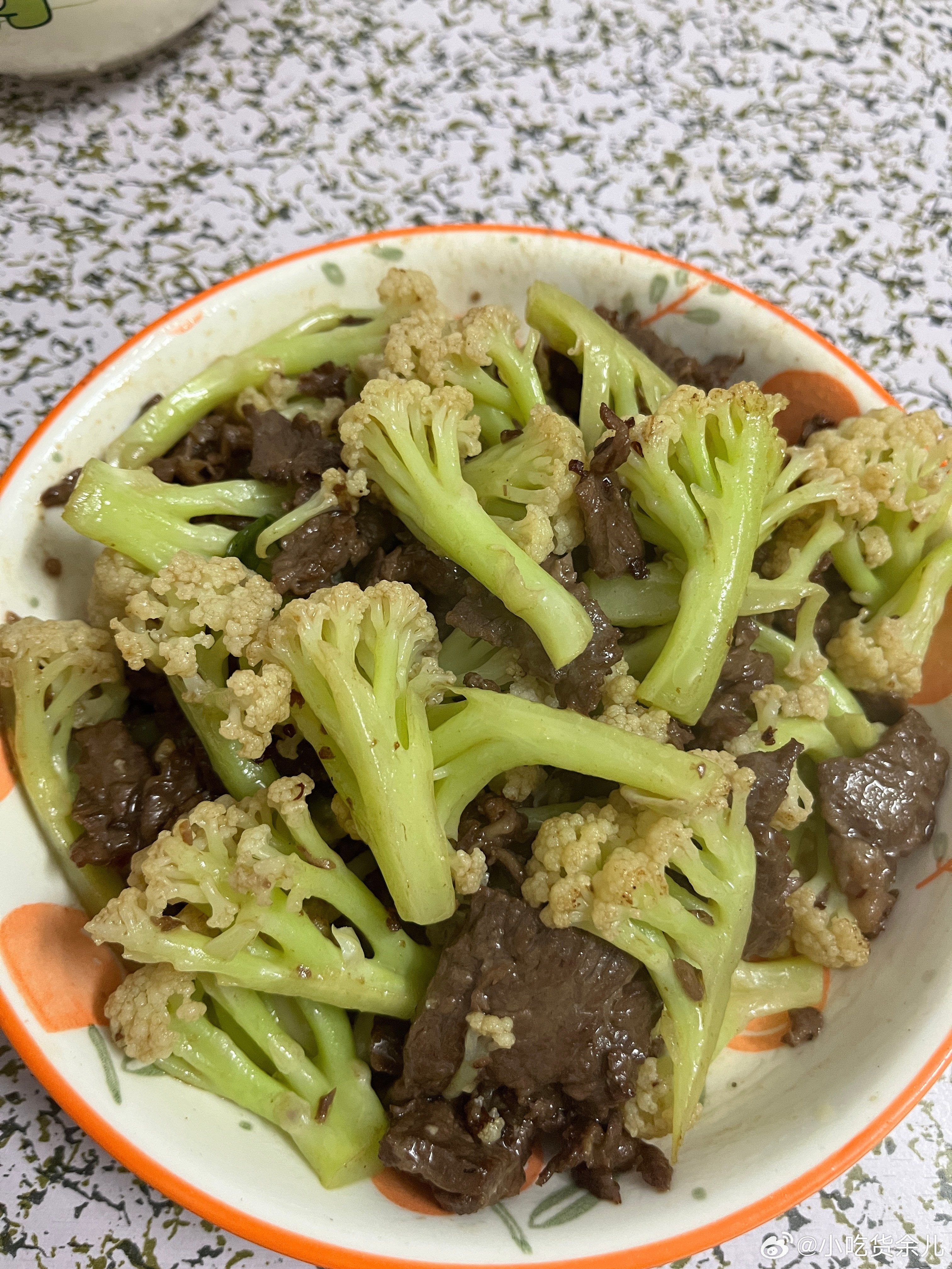 吃饭了，牛肉炒菜花，昨晚剩的牛肉，我怕柠宝不吃，又煮了肉丸冬瓜汤。柠宝吃一个菜，