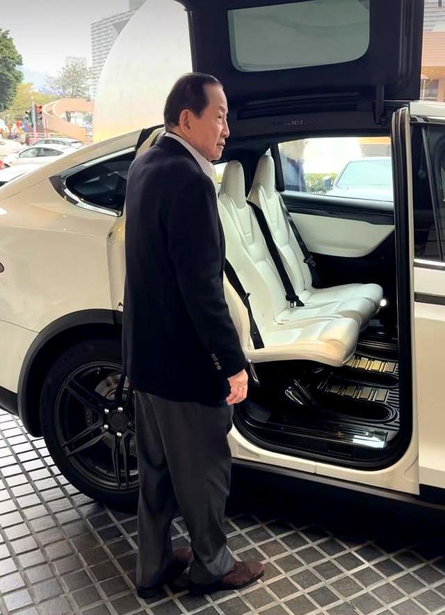 向家最不像“大佬”的男人，年薪千万跑去卖保险，上电视唱歌被淘汰，转头就跟主持人杠