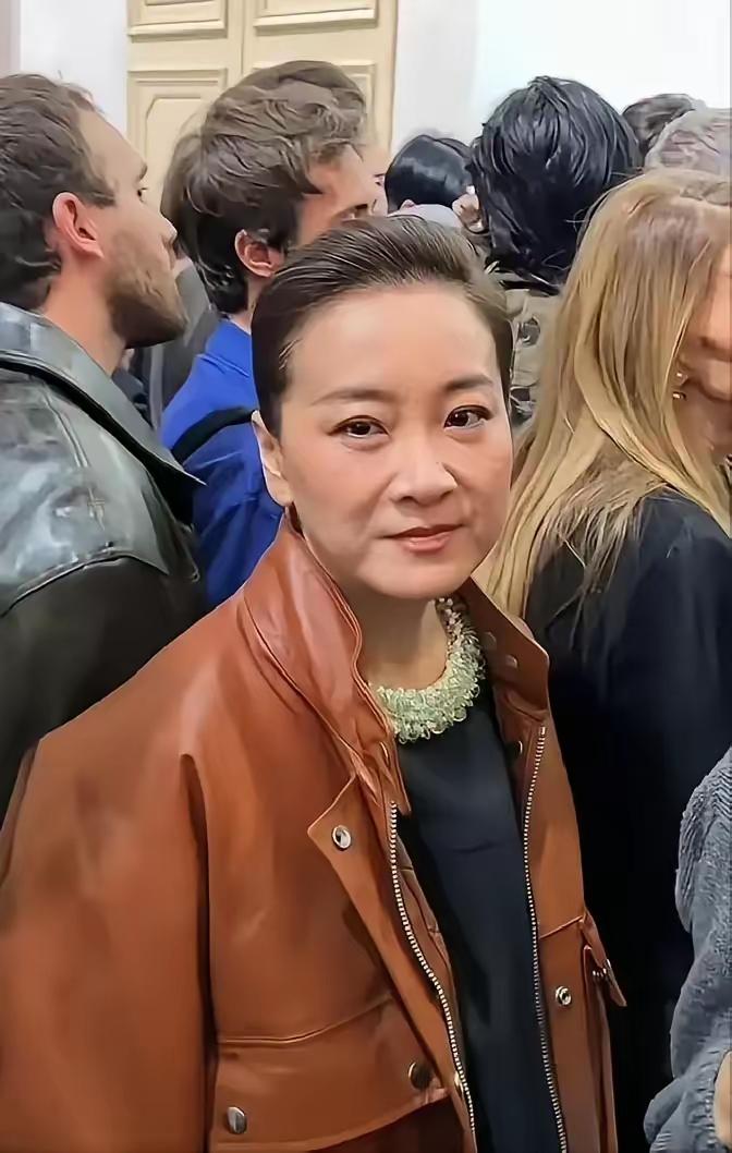 来时路太艰辛，捧笑逗乐一直不是贾玲的本心，也许之前真的从未被尊重，所以她花