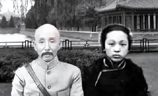 1906年，31岁的张作霖强势娶了18岁的许澍旸。大婚当夜，张作霖搂着许澍旸纤细
