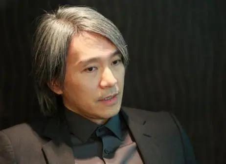 全场直接破防！7月13日，据成都路演现场影迷拍下的画面显示，64岁的周星驰现身当