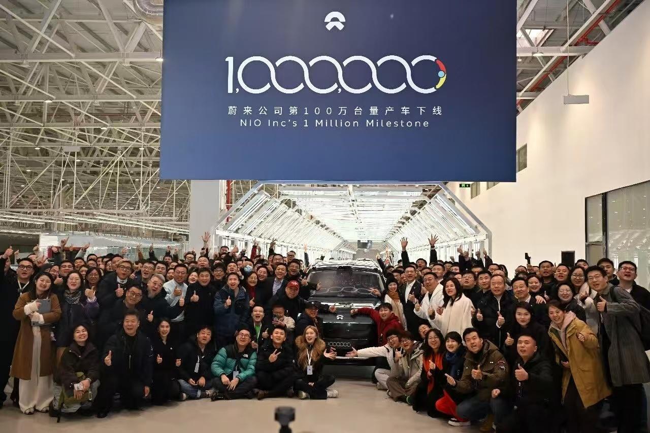 今天，蔚来第一百万台汽车下线。回顾蔚来2018-2025年交付量和同比增长率:2