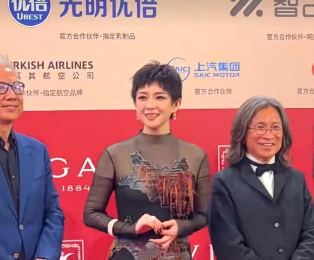 章子怡再次以短发造型亮相上海红毯，有些玉米须的超短发型，以前在戛纳电影节中章子怡