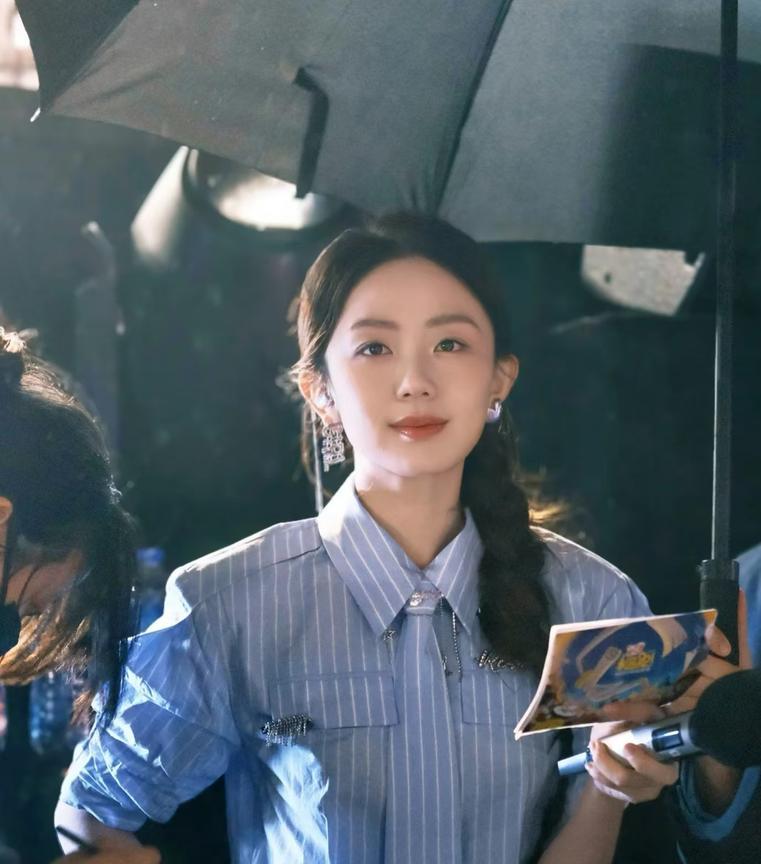 不知道可不可以说，总感觉冯禧和许嵩越来越有夫妻相，图1和图2尤其绝，同色系衣服的