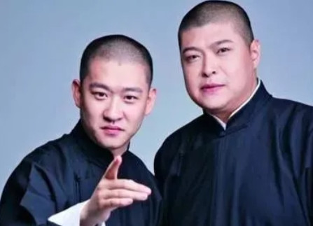 2010年，曹云金拉着搭档刘云天一起离开德云社，郭德纲舍不得刘云天，劝他：“孩子