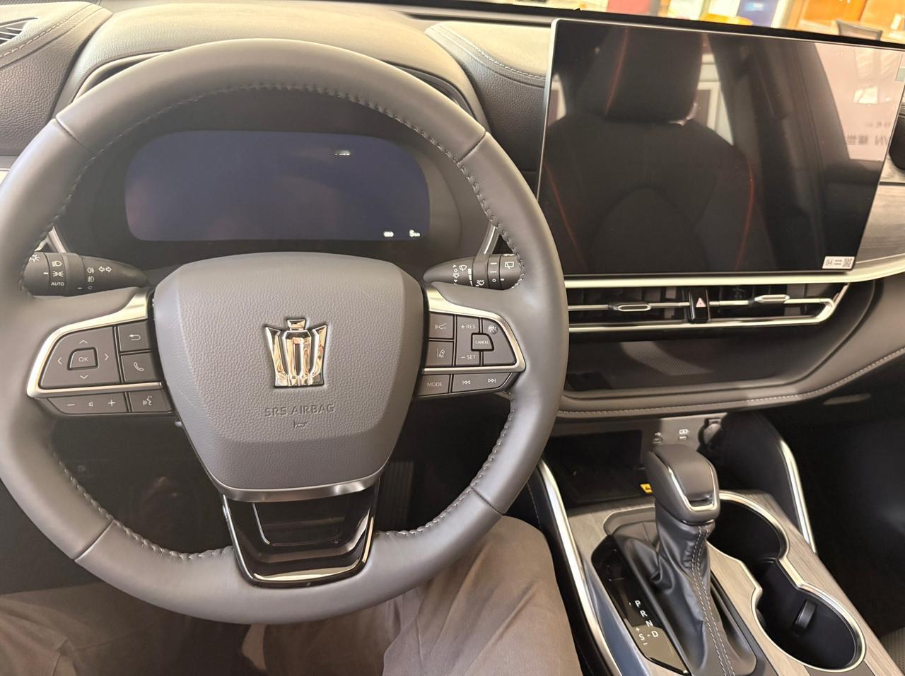 公司里面的财务老李，上个礼拜换了一台丰田皇冠陆放。很多同事都问他为什么不选一