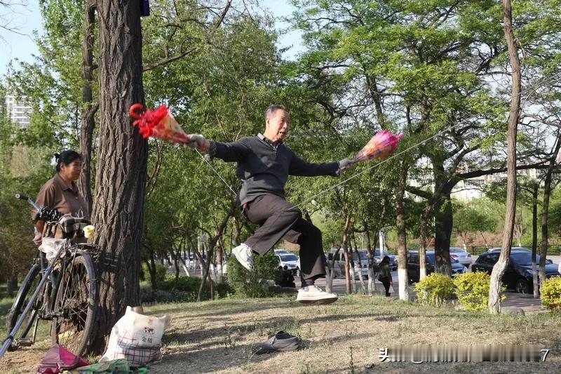 知足咱是一名退休人员，发了一年多的预发退休工资了，每个月都有3300多元呢