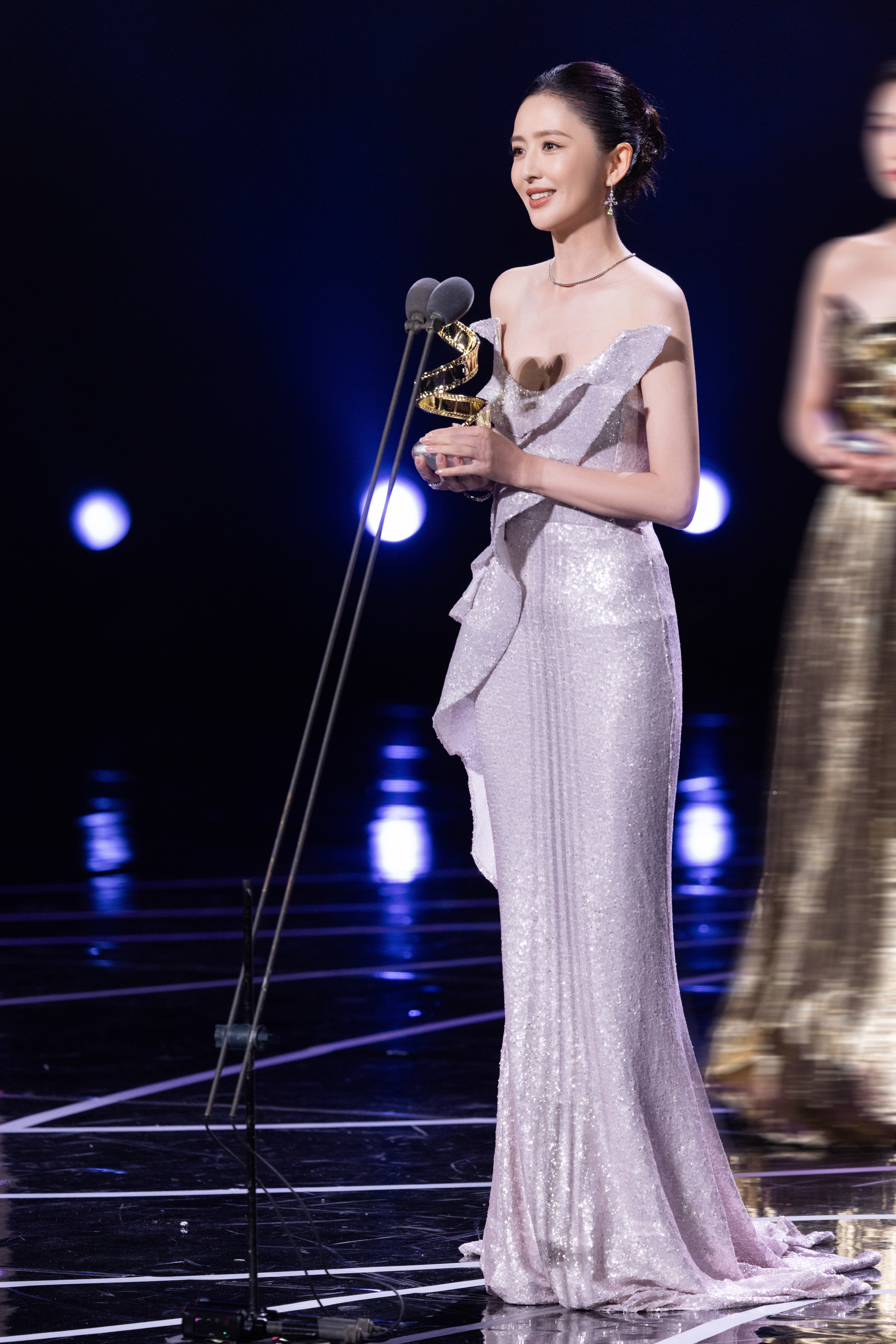 佟丽娅🎞️微博电影之夜从角色中走来，在光影中绽放。演员荣获微博电影之
