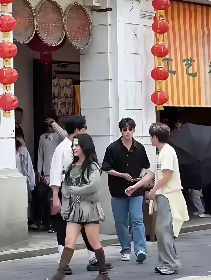 怎么成为明星的，抽了一包烟都没买想明白。