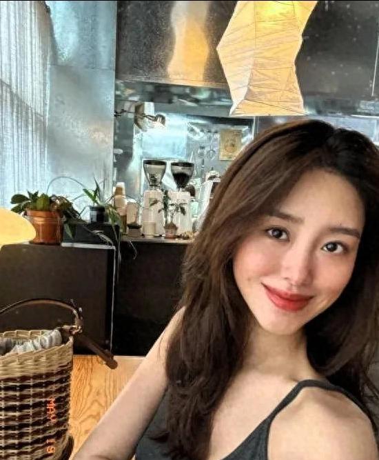 杨采钰孕晚期晒照，幸福藏都藏不住家人们，娱乐圈又有新鲜事儿啦！32岁的杨采钰孕