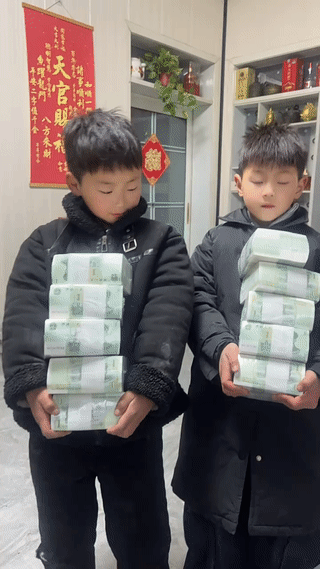 这是一位爸爸给两个双胞胎儿子过年发的“压岁钱”。看起来数量可真不少啊？不过两