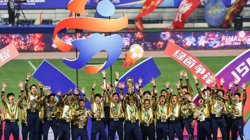 金光闪闪，仪式感挺强啊！苏超结束了，黑马泰州队获得了总冠军！授奖仪式上，他们
