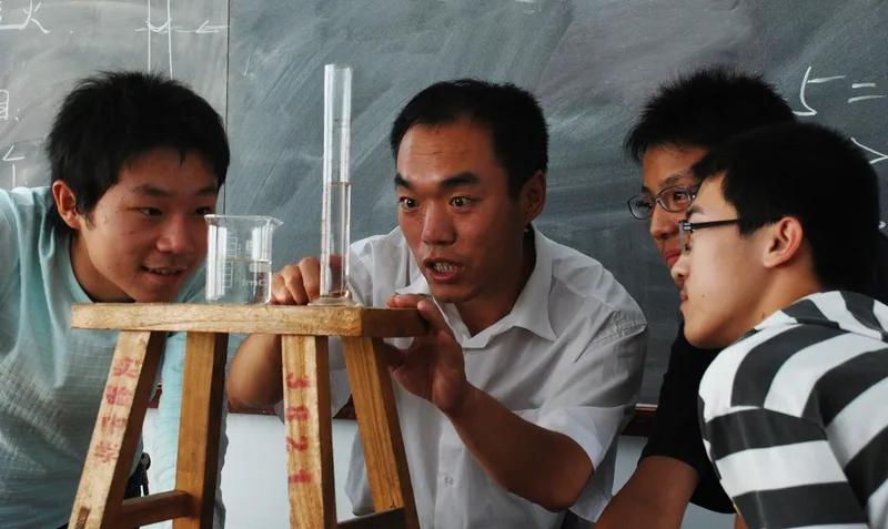 说到有的中小学老师教书几十年还是中级职称的时候，一位网友说，他是师范大学的毕业生