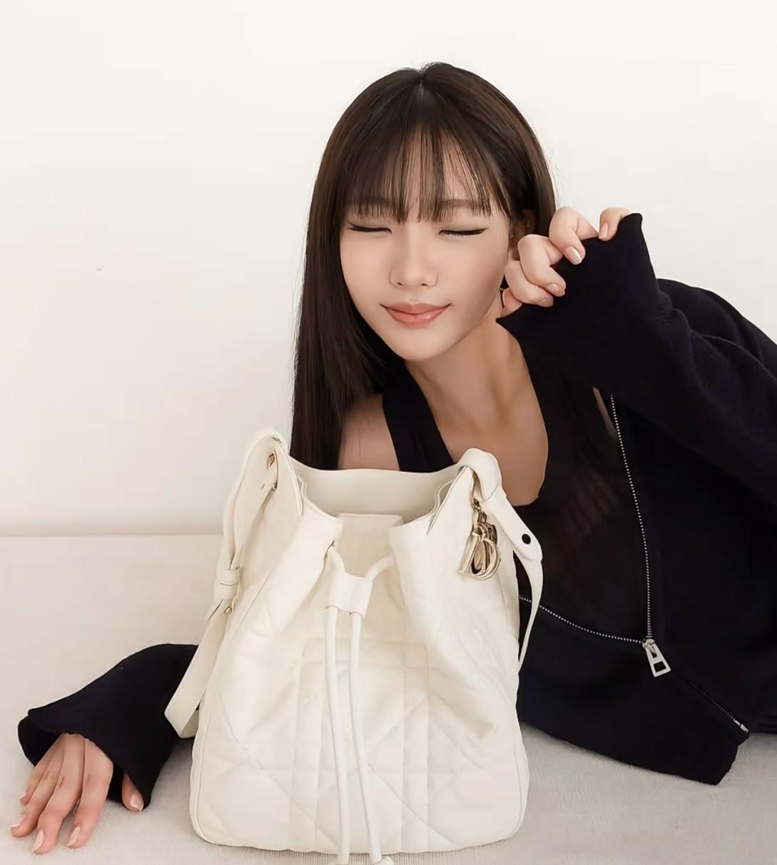 你们发现了吗？小s一家经历这些事情后，出奇的团结一心！不仅三个女儿卯足了劲晒美