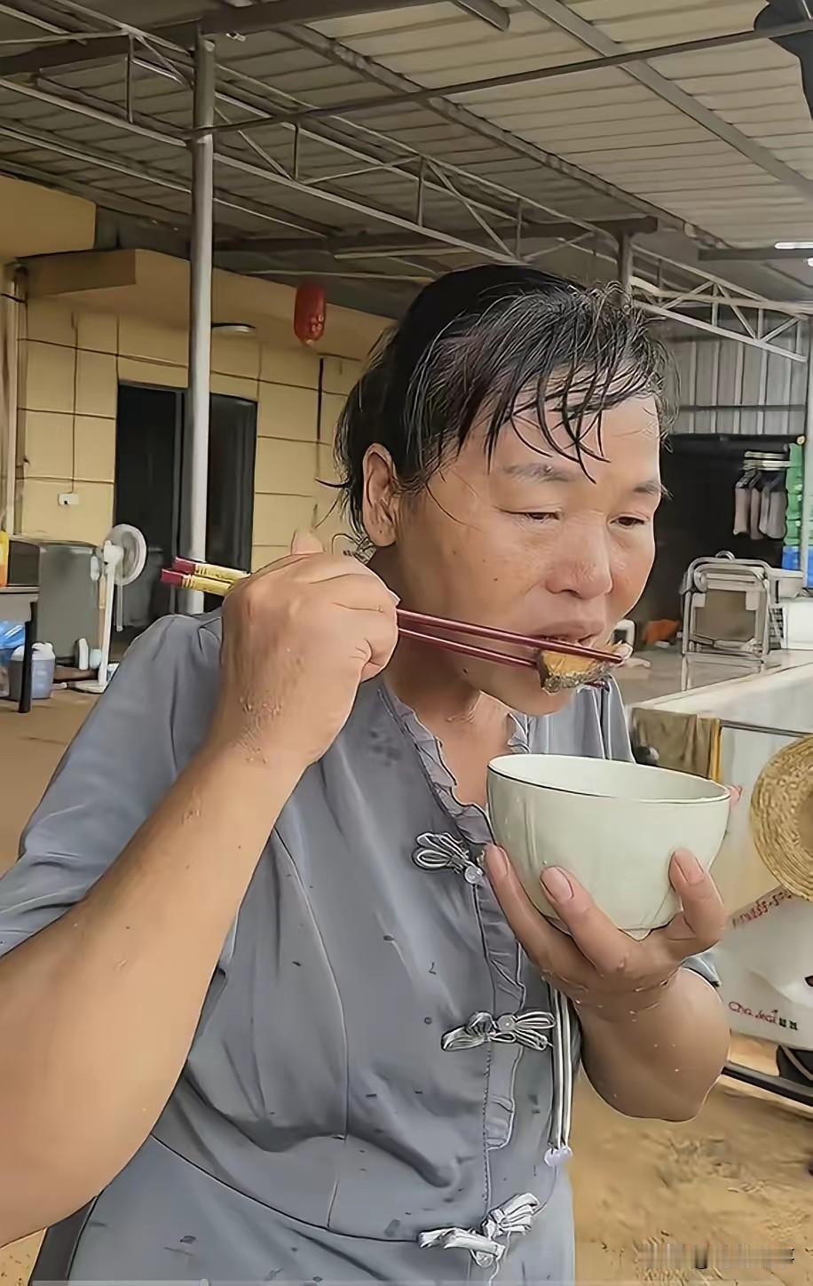 全红婵妈妈这回是真让人没话说。不是因为家里果园雇了二三十号人也不是因为逢