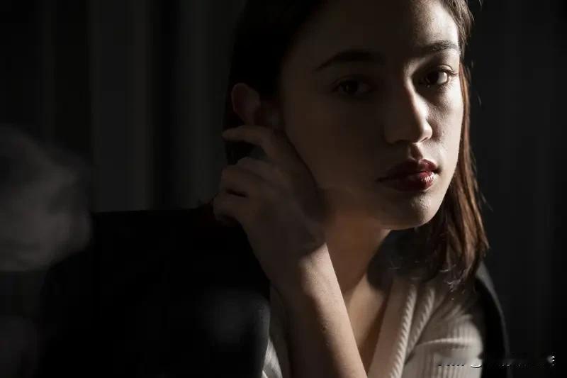 女人最重要的是美貌还是人品，这问题就像先有鸡还是先有蛋一样难回答。美貌确实是块