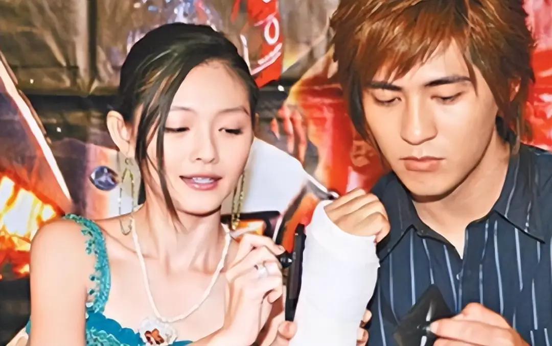 我就是记得她说过找男友要找帅的，所以不理解为啥二婚选光头！她之前的男友都很帅啊，