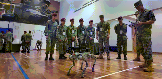 中新“合作-2025”陆军联合训练10日上午在新加坡裕廊某营区开始，双方队员体验