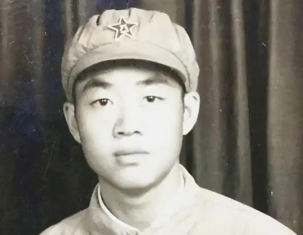 1951年，15岁的志愿军新兵张典文正在阵地上擦大炮，他无聊地凑到瞄准镜前，突然