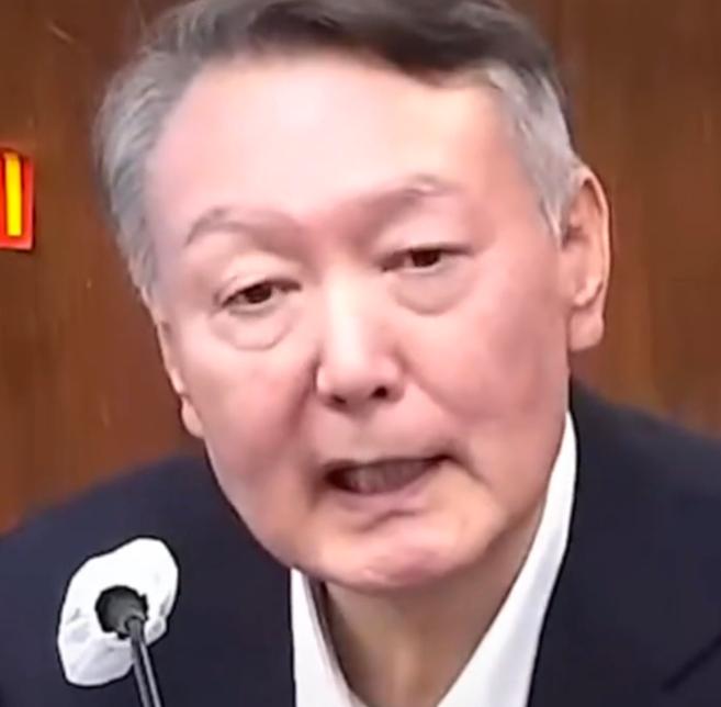 前韩国总统尹锡悦最近在法庭上的操作，直接把人看傻了，自己背着内乱案被羁押受审，不