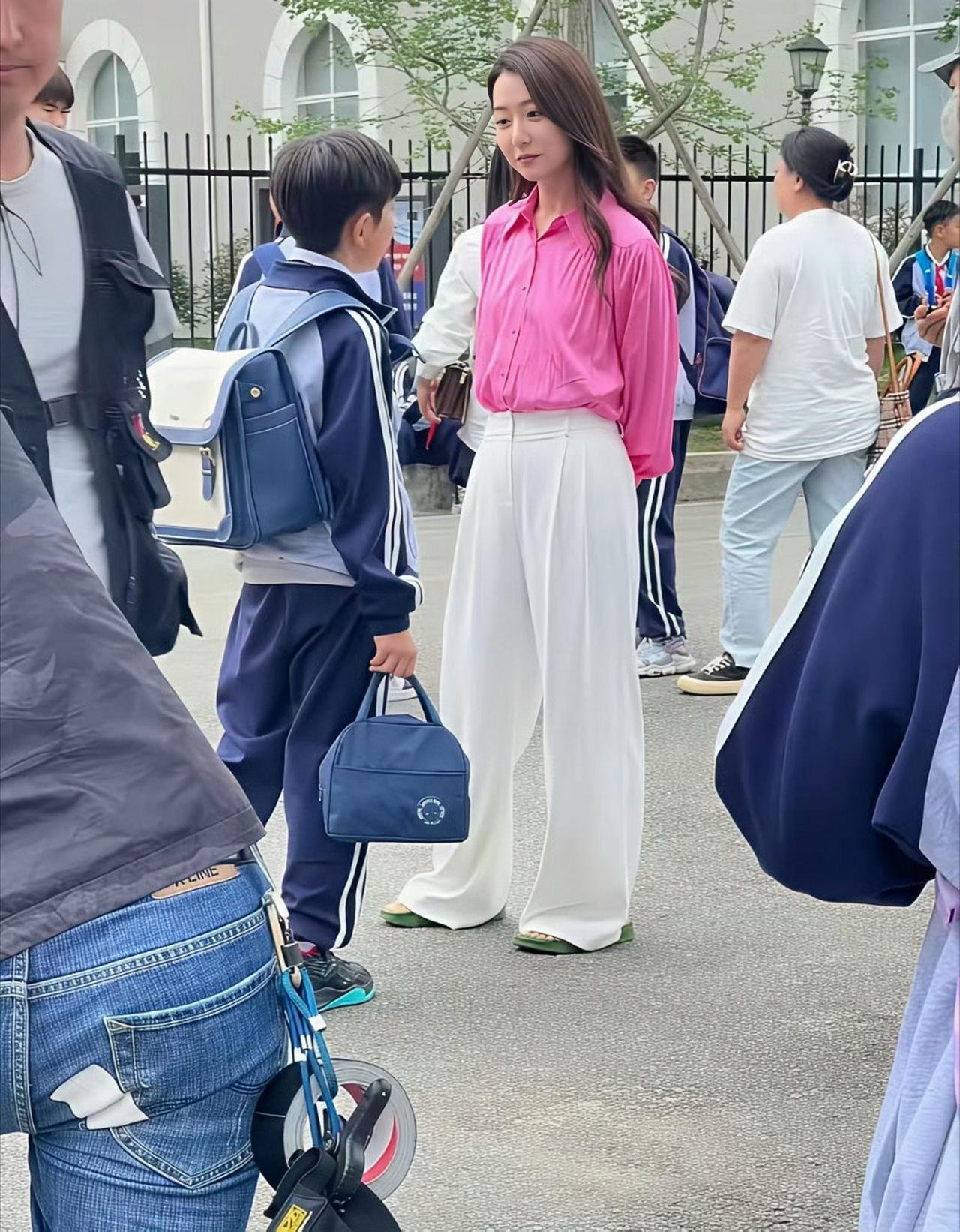 白冰昔日美照，她红白搭配Look，宽松的显松弛感，气质也好nice啊。白冰给