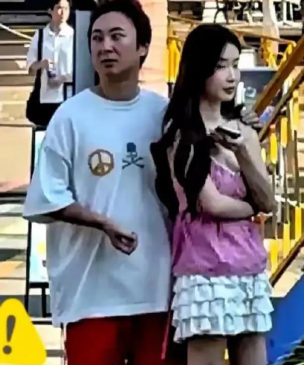 我拿着这个人的照片去问大师：你看这个人的面相如何？大师瞅了一眼说：此人纵情过度