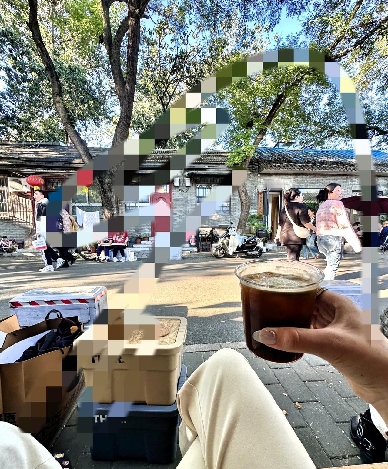 真别再说宠物只是玩物了！刷到条监控视频，看完心里又暖又揪。女子路边喝咖啡，狗狗