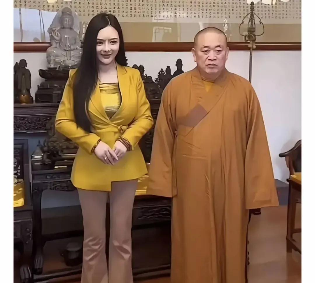 抱着姑娘念着经，不负如来不负卿。三柱清香绕天明，金屋藏娇达摩恕。