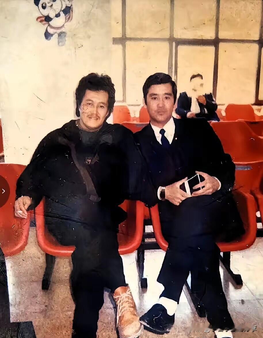 90年代赵本山这身穿搭跟他在春晚舞台上的形象还比较像，不知道穿上西装的他会是什么